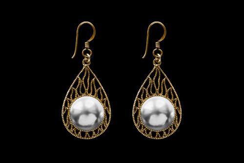 pearl-earrings-isolated