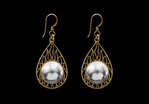 pearl-earrings-isolated